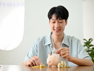 1人暮らしで「年50万円」貯蓄って少ないですか？「年収400万円」でボーナスは少ないです…