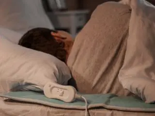 就寝時に「暖房」と「電気毛布」ではどちらの方が電気代は高くなる？