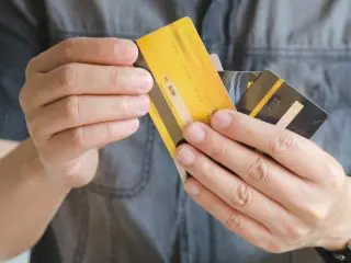 「浪費癖」のある夫が「デビットカードなら安心だ！」などと言っていますが、デビットカードは持たせるべき？ クレカとの違いやメリットについて解説