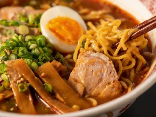 【塩分マシマシ？】昼食は毎日「二郎系ラーメン」です。出費と栄養の偏りが心配なので、ランチの相場と栄養バランスについて教えてください！