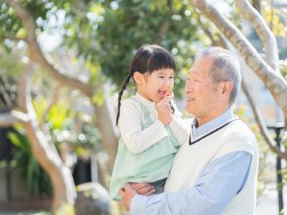 年金生活なのですが、かわいい孫に「お菓子」をせがまれたら断れません。出費がかさみ生活が「ギリギリ」なのですが、なにか対策はありますか？