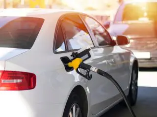 ハイオクの車に乗っていますがガソリン代が高いので「レギュラーガソリン」の車に買い替えたいです。いくらお得になりますか？