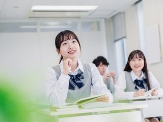 娘が「私立高校」の入学を希望していますが、学費が払えるか心配です…。「公立高校」と「私立高校」学費はどれくらい違うのでしょうか？