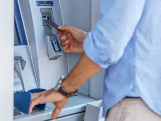 ATMで引き出したお札に「落書き」が！ そのまま使うと「罪」になる？ 銀行での交換が可能かも解説