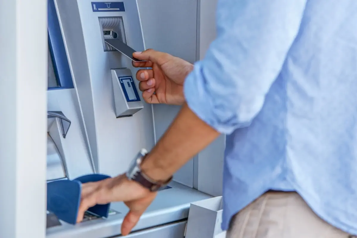 ATMで引き出したお札に「落書き」が！ そのまま使うと「罪」になる？ 銀行での交換が可能かも解説