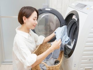 【あなたはどっち？】「多くの服をまとめて洗濯」VS「少ない服をこまめに洗濯」どっちがオトクか教えて！