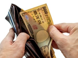 社会人になったら財布に1万円札を入れていないと恥ずかしいですか？ どのくらい入れていたらいいでしょうか？