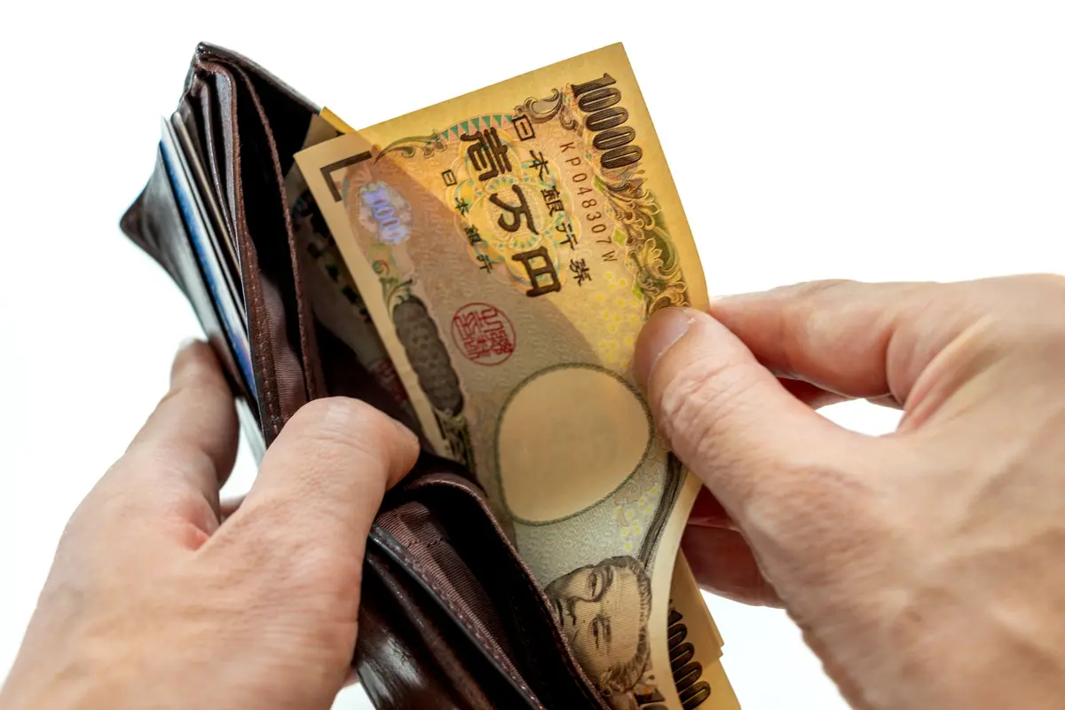 社会人になったら財布に1万円札を入れていないと恥ずかしいですか？ どのくらい入れていたらいいでしょうか？