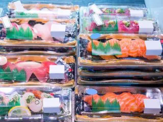 【お魚大好き】節約のため、毎日の夕食は刺し身（30%オフ）です。魚なら毎日食べても問題ないですよね？