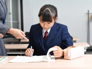 うちの子たち、まだ小学生なのに… 塾と習い事で1人月3万円はかけすぎでしょうか。教育資金の積み立てに回すべきですか？