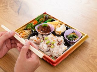 【呆れ】職場に冷凍ご飯を持参し、おかずだけコンビニで買っている同僚。正直節約になってないですよね？ おかずも自炊すべきではないでしょうか。