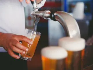 転職先がシフト制で、元日に出勤すると「ビール」が振舞われます。うれしいのですが、飲酒しながらの仕事って大丈夫なんでしょうか…？