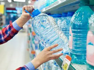 普段から水をよく飲むので「スーパーの無料の水」を利用しています。ペットボトルの水と比べてどれだけ節約になりますか？ あまり日持ちしなくても、買うより「お得」ですよね？