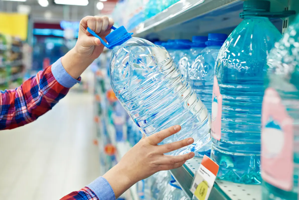 普段から水をよく飲むので「スーパーの無料の水」を利用しています。ペットボトルの水と比べてどれだけ節約になりますか？ あまり日持ちしなくても、買うより「お得」ですよね？