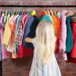 小学生の娘が有名ブランドの服を買いたがります。「全部、古着で済ませたい」と思っているのですが、ほかの家庭はどうしているのでしょうか？