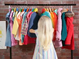 小学生の娘が有名ブランドの服を買いたがります。「全部、古着で済ませたい」と思っているのですが、ほかの家庭はどうしているのでしょうか？