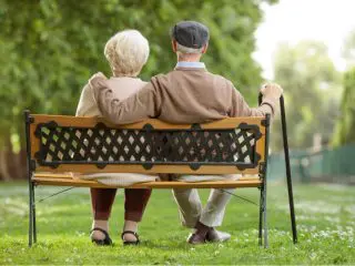 「年金だけで暮らしてる」という裕福にみえる隣の年配夫婦…現役時代いくら稼いだら年金だけで暮らせるの？