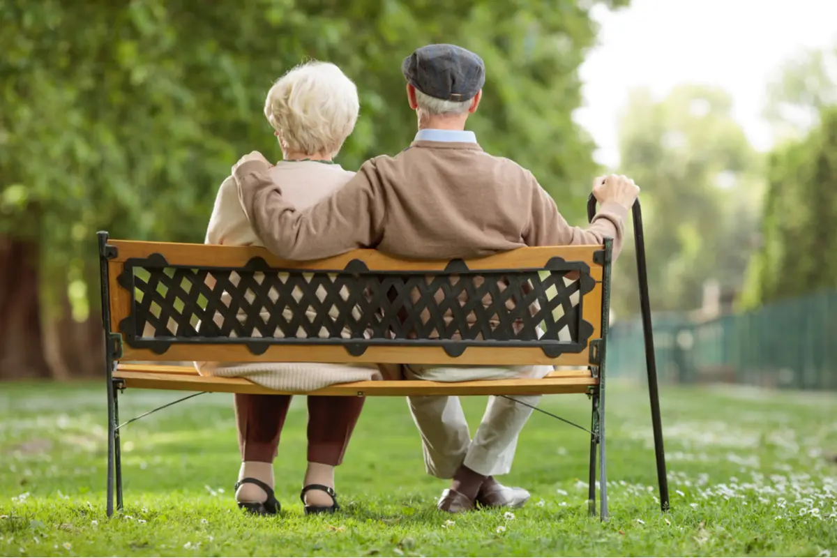 「年金だけで暮らしてる」という裕福にみえる隣の年配夫婦…現役時代いくら稼いだら年金だけで暮らせるの？