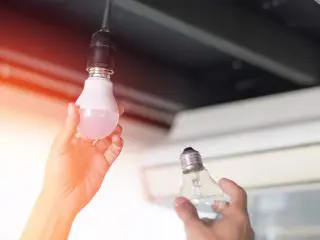 「LED電球」と「白熱電球」では年間でいくらくらい差がありますか？
