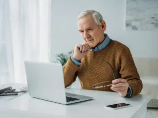 65歳以上の求職者数が10年で「2倍」に！ やはり年金だけでは老後生活は過ごせない？ 高齢者に人気の「再就職先」とは