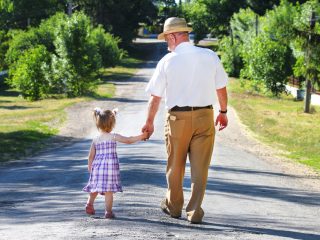 生前贈与加算の対象が「3年→7年」に改正！ 相続対策として早めに子どもへ「700万円」の生前贈与を考えている場合の注意点とは？「経過措置」についても解説