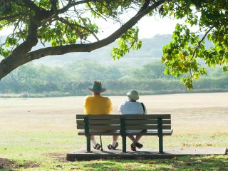 65歳で貯金が「300万円」あります。3月末に定年を迎えて退職金「1000万円」、今後は「月10万円」の年金を受け取る予定です。それでも老後は働く必要がありますか？ いくら稼ぐ必要があるでしょうか？