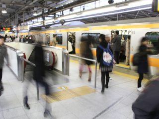 座って通勤するために、ひと駅前の「始発駅」から乗車したいです。「定期券区間外」なのですが、犯罪になるって本当ですか？ バレたらどうなるのでしょうか…？