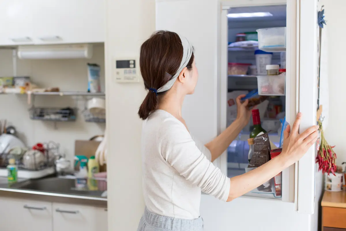 「冷蔵庫に物を詰めすぎると電気代がかかる」らしいですが、実際年間でどれくらい違うのでしょうか？