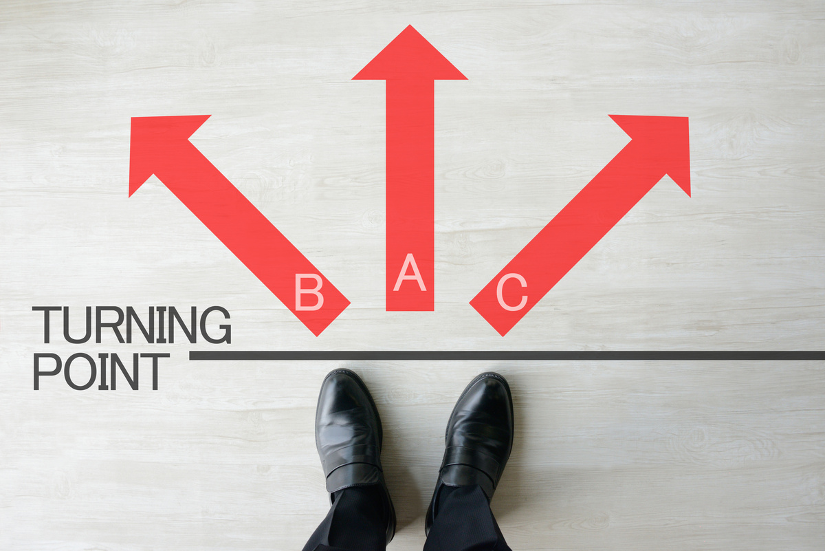 家賃6.5万円「風呂無し」アパートに住んでいる社会人2年目です。正社員で年収250万円なら派遣社員になった方がいいですか？