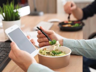 【意外と割高？】ランチは持参したご飯と「コンビニのカップ惣菜」です。「外食のかけうどん」を食べた場合と比べて、月間でいくらの節約になりますか？