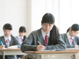 娘が「大学進学」を希望していますが、女の子ですし高卒で就職して早くに結婚して欲しいと考えています。夫の年収も「300万円」程度ですし難しいですよね…？