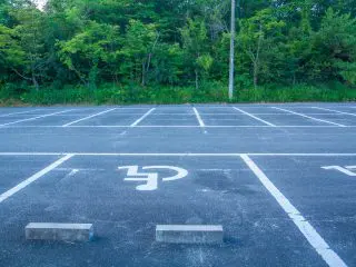 スーパーなどの「障害者等用駐車スペース」を健常者が利用!?こういうのって「罰金」の対象にならないのでしょうか？