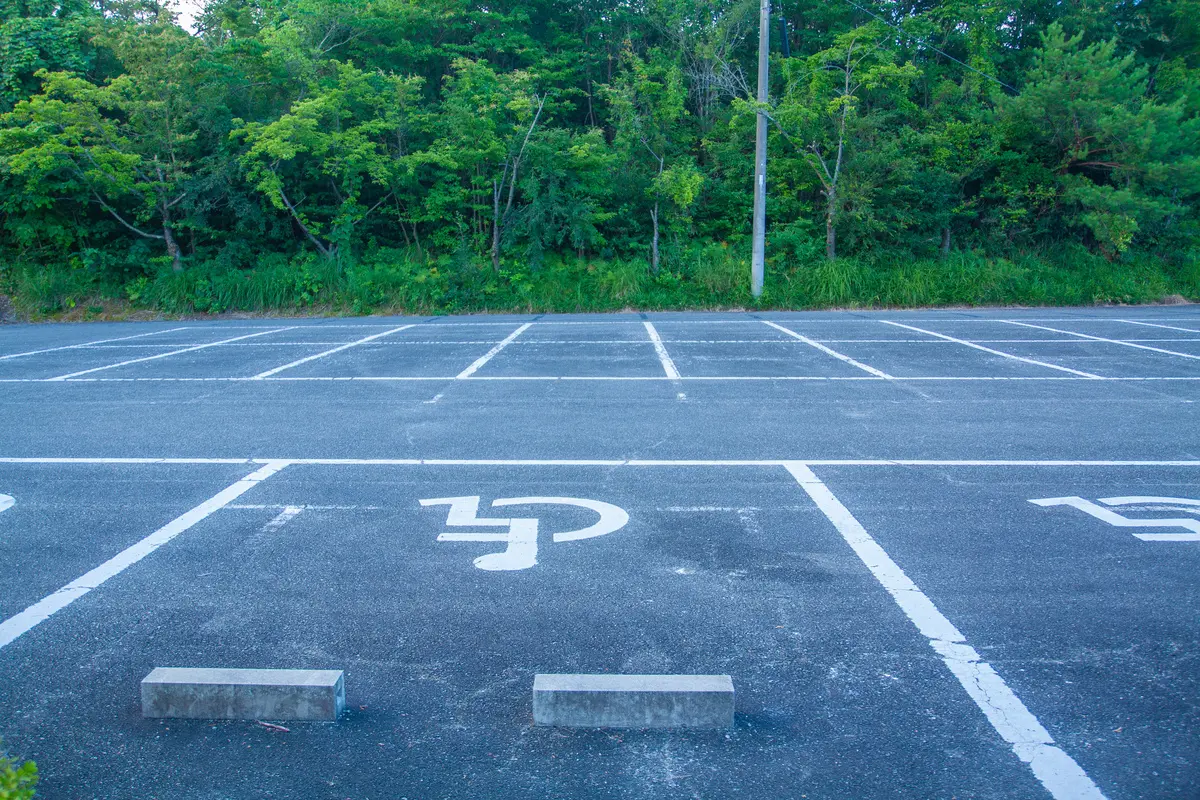 スーパーなどの「障害者等用駐車スペース」を健常者が利用!?こういうのって「罰金」の対象にならないのでしょうか？