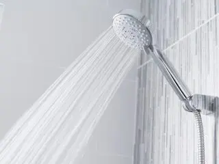 節約するために「シャワーのみ」で済ませようと思います。浴槽に「お湯をためる」のとあまり変わりませんか？