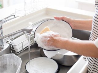 夫が「食器洗い中はこまめに水を止めろ」とうるさいです。家事をやっているのは私だし、何より大した節約にもなりませんよね？