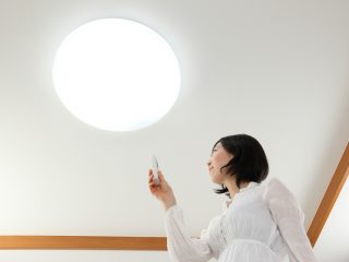 こまめに「電気」を消す彼女。正直大した「節約」にならないと思うのですが、この行動に意味はあるのでしょうか……。