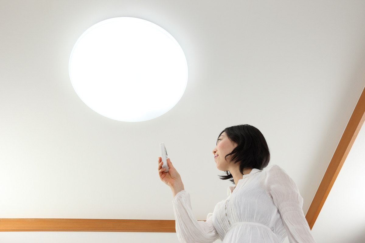 こまめに「電気」を消す彼女。正直大した「節約」にならないと思うのですが、この行動に意味はあるのでしょうか……。