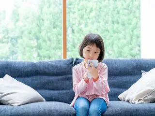 「小学生」になる子どもにiPhoneを持たせるのは早い？月額「1万円」程度で見込んでおけばいいでしょうか？