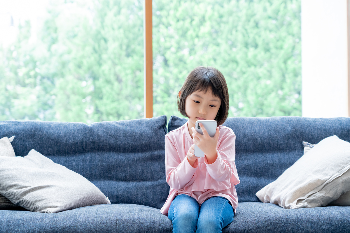 「小学生」になる子どもにiPhoneを持たせるのは早い？月額「1万円」程度で見込んでおけばいいでしょうか？