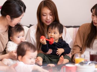 月1で開催されるママ友との「ランチ会」が苦痛です。毎回「2000円」はかかりますが、子どもの交友関係や情報交換のためにも続けるべきでしょうか？