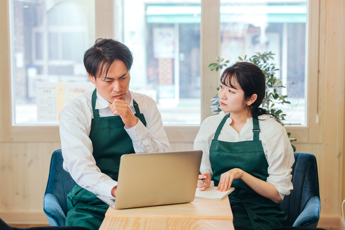 飲食店でバイトしていますが、店長から「明日までに新メニュー覚えてきて」と言われます。タイムカードを押したあとなのですが、時間外に「タダ働き」して覚えなければなりませんか…？