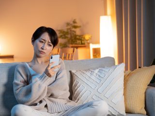 夫は公務員ですが、残業の日の帰宅は「22時」です。市役所は17時に閉まるので結婚すれば「家事・育児」を分担できると思っていたのですが、なぜこんなに「残業」が多いのでしょうか？