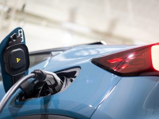 スーパーで見かけた「プラグインハイブリッド車の充電」ってどんなもの？ 値段はいくらかかるの？