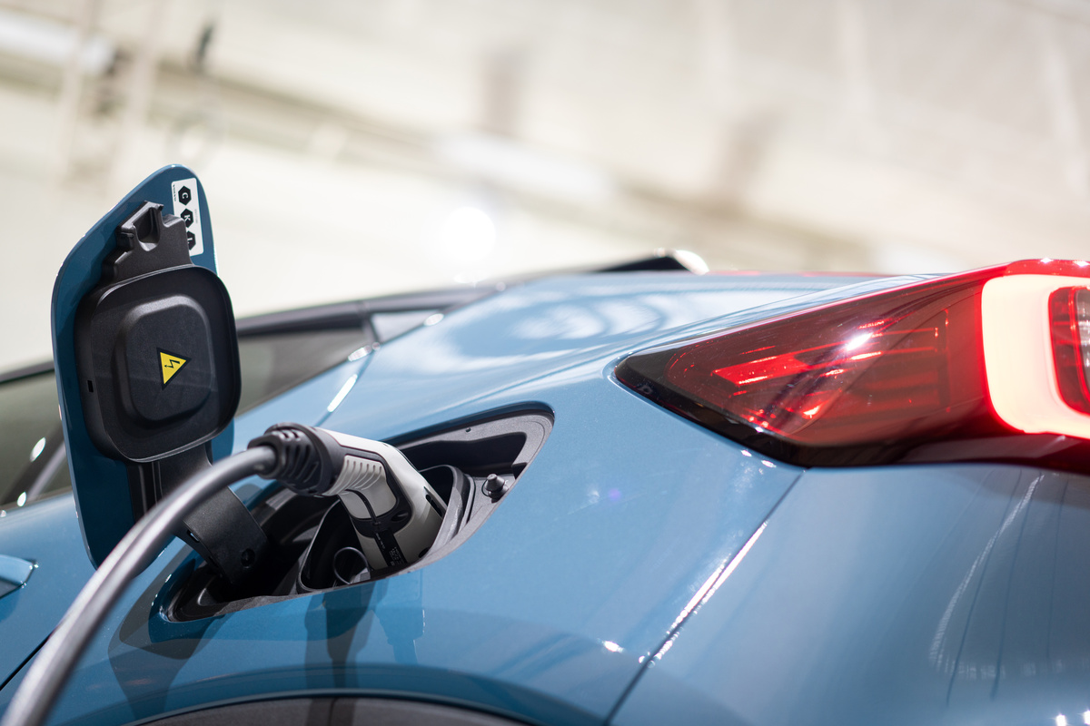 スーパーで見かけた「プラグインハイブリッド車の充電」ってどんなもの？ 値段はいくらかかるの？