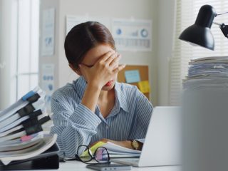 うちの会社は1日「30分未満」の残業代は出ません。これって適法ですか？ たぶん1ヶ月で「1万円」くらいになるのですが、請求はできないのでしょうか…？