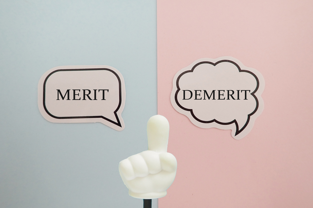 新しくパソコンを買いたいです。MacBookかWindowsで悩んでいるため、特徴や費用を教えてください。