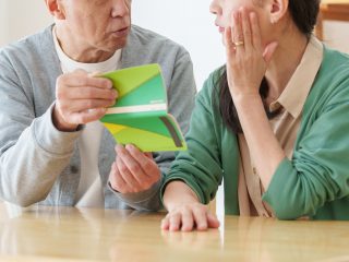 貯蓄が「200万円」しかない50代の夫婦です。世帯収入は「500万円」ですが、老後貧乏にならないためにできることはありますか？