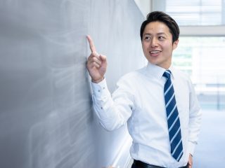 【日本語教師の年収】令和6年から「日本語教師」が国家資格に！平均年収や給料はどのくらい？