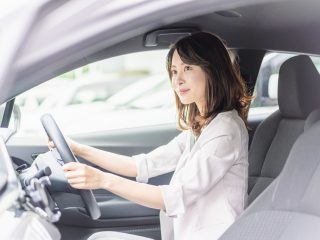 就職先は「車通勤」しかできない場所にあります。車の購入費用を経費として収入から差し引いたりできないのでしょうか？