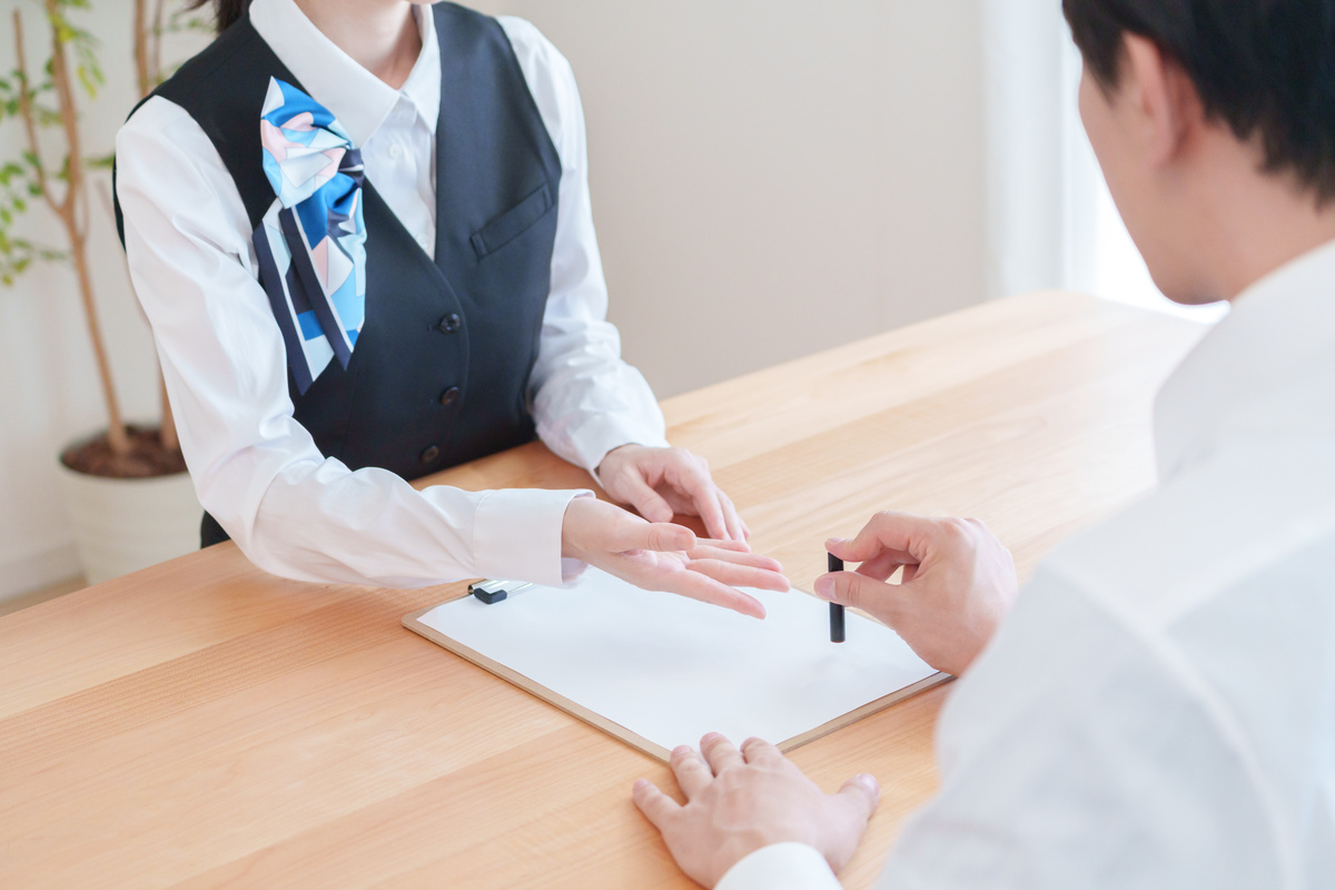 500円玉貯金「500万円」を銀行に預け入れた際の不都合。いろいろ聞かれたうえに「約1万4000円」払わされたのはなぜ？ 理由を解説